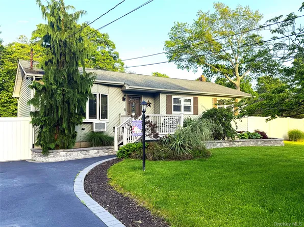 1 Heston Road, Shirley, NY 11967