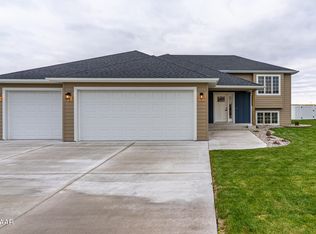 6372 Yukon Ln, Grand Forks, ND 58201