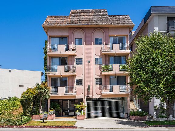 3rd image of 1508 S Beverly Glen Blvd