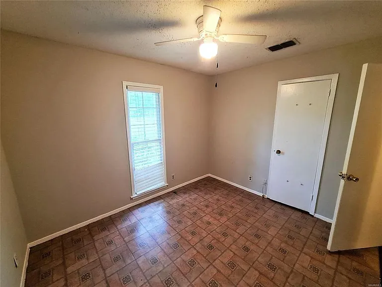 516 Lawndale Ln — Photo 15