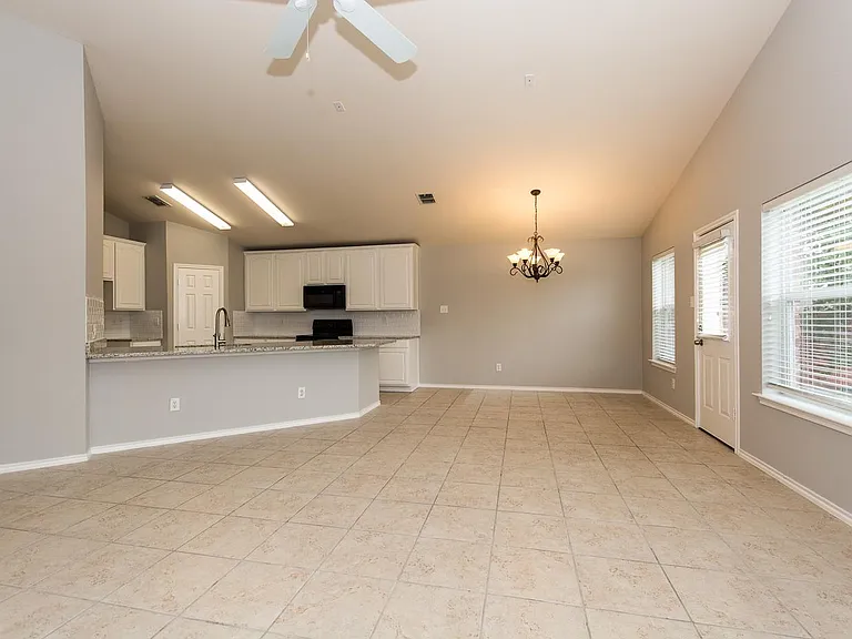 1413 Gordon Dr — Photo 5
