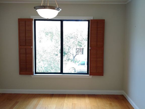 3rd image of 1072 Ashbury St