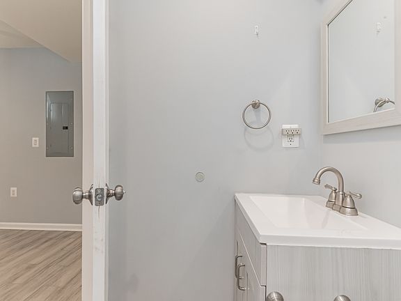 5th image of 1360 D St SE #B