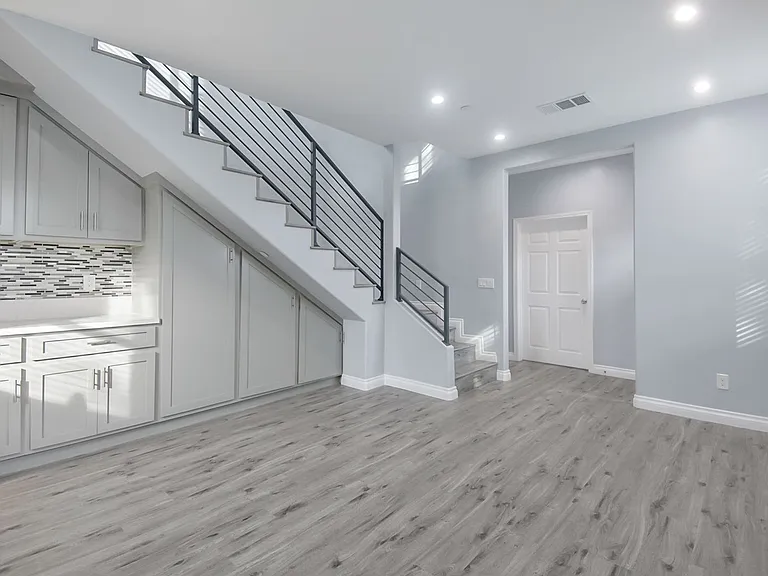 513 S Oak St — Photo 4