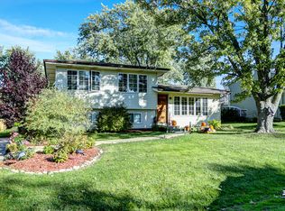 411 S Thornwood Dr, Lindenhurst, IL 60046