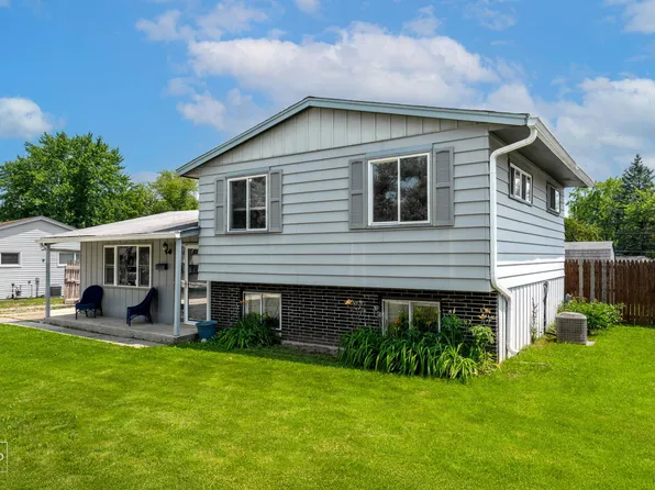 36665 N Traer Ter, Gurnee, IL 60031
