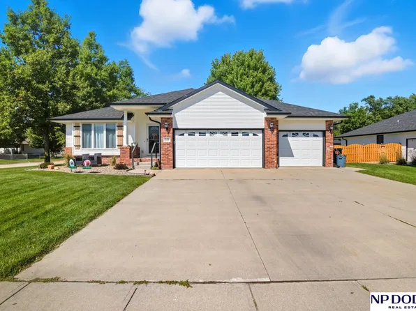 1320 Brewer Dr, Fremont, NE 68025