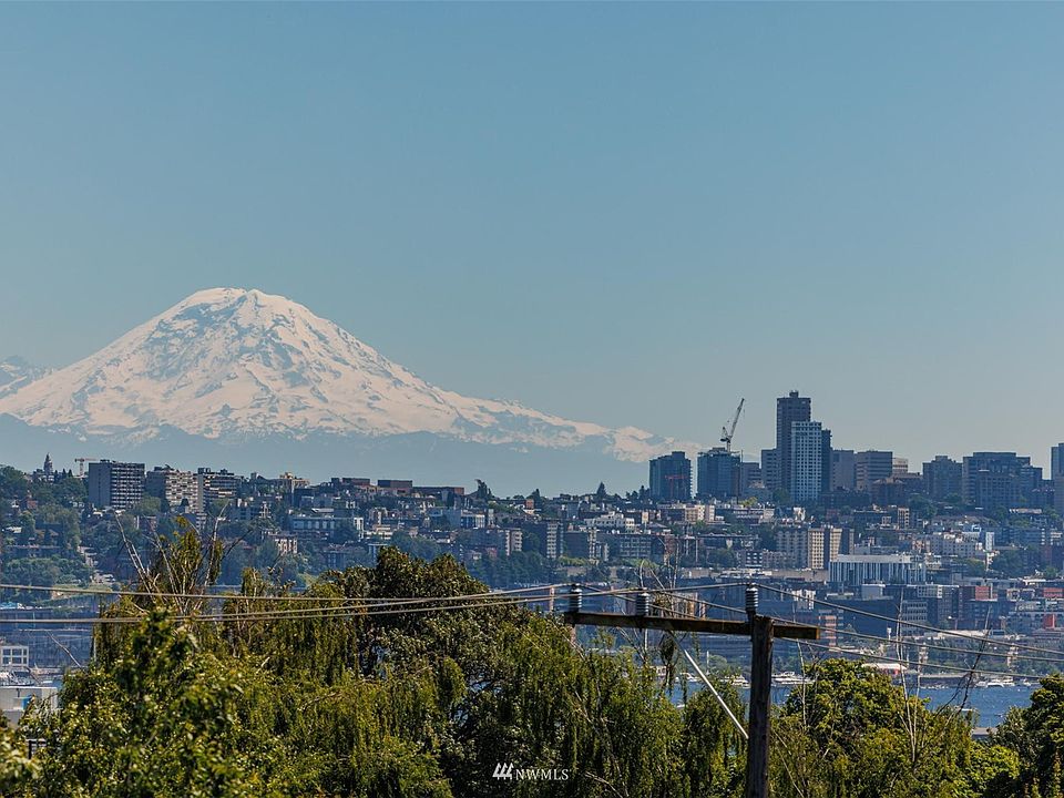 Mt. Rainier/Lake Union/City Rooftop Deck Views>