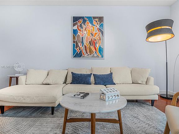 4th image of 325 Biscayne Blvd #1118