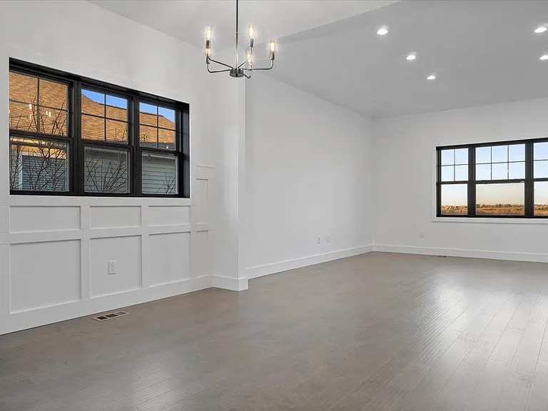 1627 Duncannon Dr — Photo 2