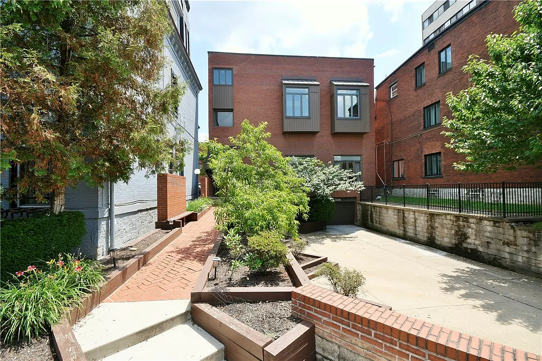 325 S Highland Ave APT 105 photo 1