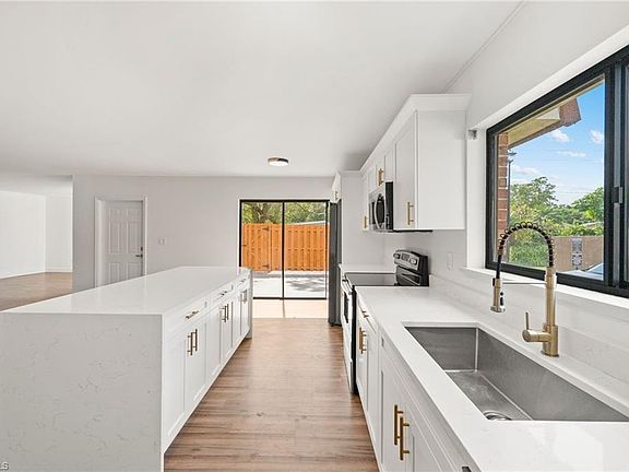 4th image of 1460 Park Shore CIR #1
