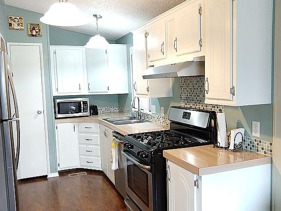 Stainless appliances.