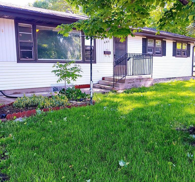 1st image of 607 1st St NE