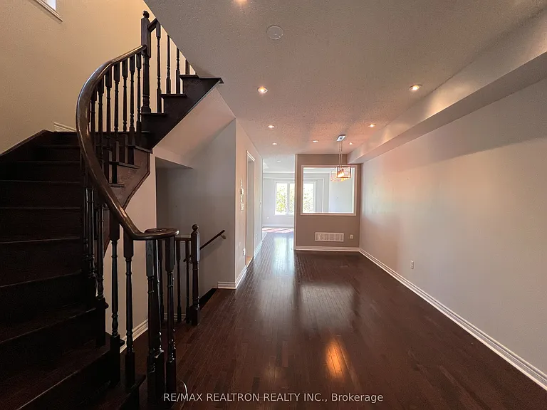 31 Napanee St — Photo 2