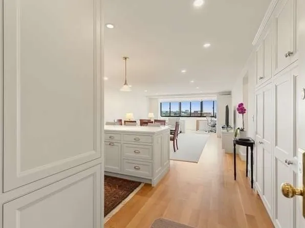 9 Hawthorne Pl APT 14H, Boston, MA 02114
