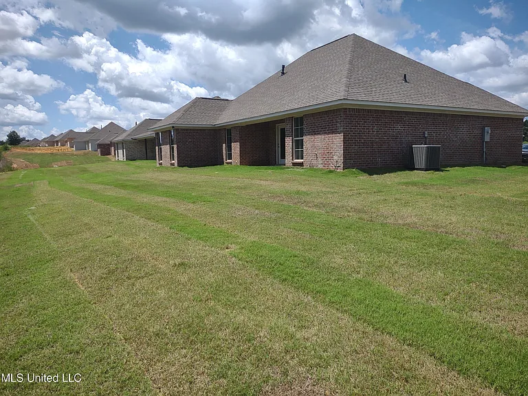 599 Westfield Dr — Photo 29