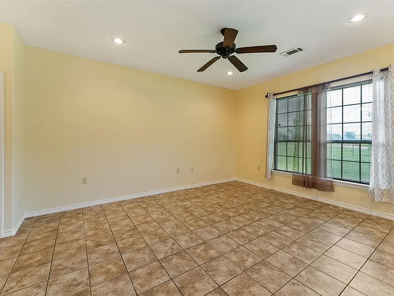 304 Port Dr — Photo 5