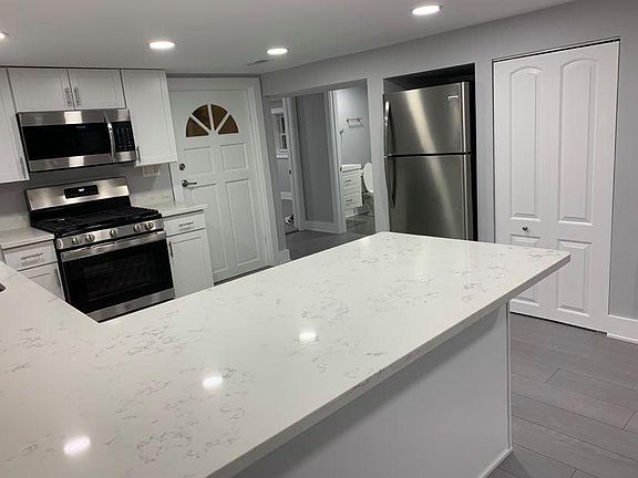 3rd image of 5534 N Sawyer Ave #G