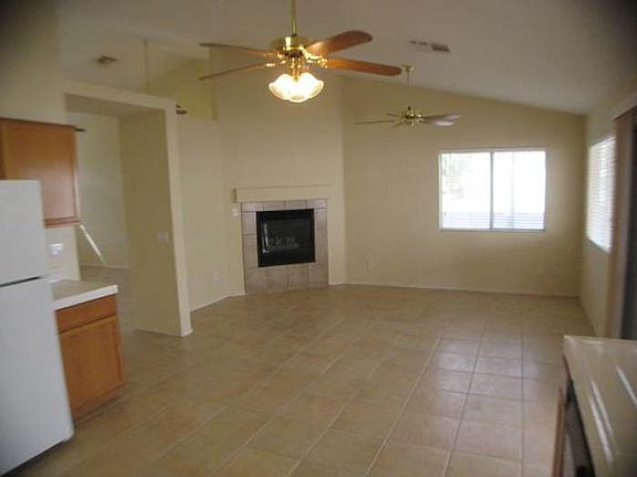 Family Room w Fireplace