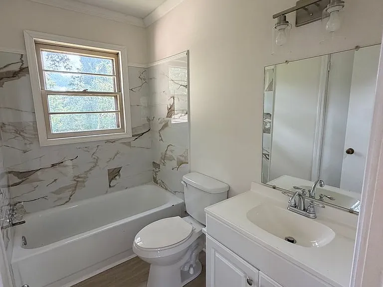 808 W 32nd St — Photo 10
