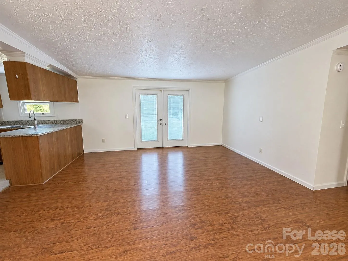 3 bed, 2.0 bath, 1400 sqft, $1,600 — Photo 3