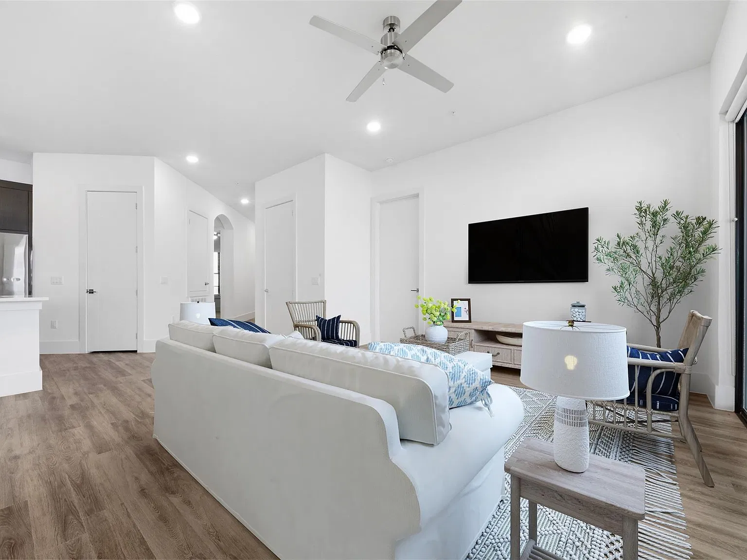 3 bed, 2.5 bath, 1617 sqft, $3,900 — Photo 4
