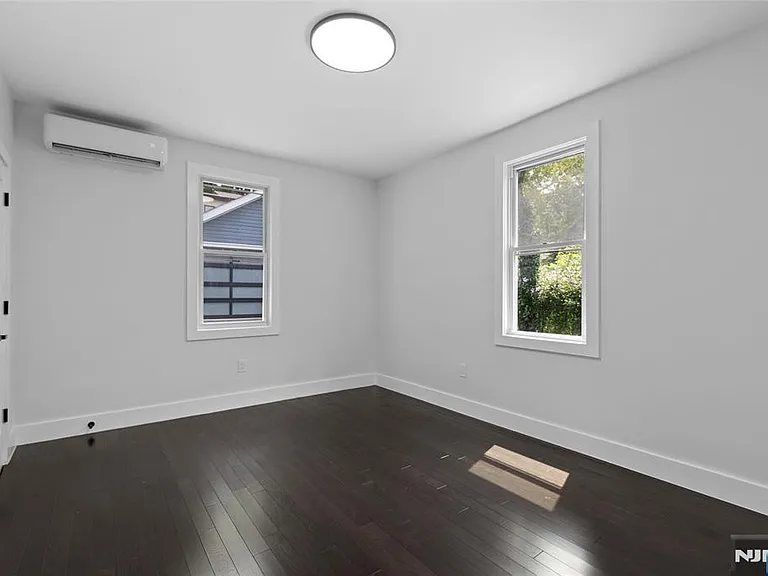 561 Grand Ave — Photo 13