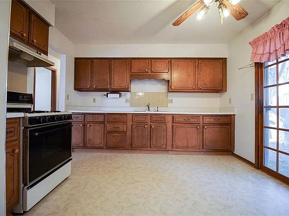 5th image of 1213 W Pleasant St