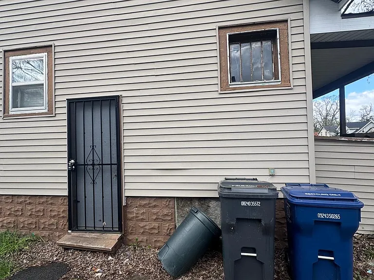 614 E Marengo Ave — Photo 3
