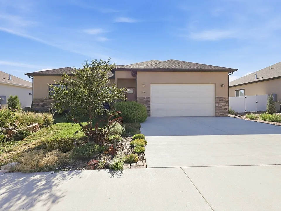 910 Pilot Knob Ave