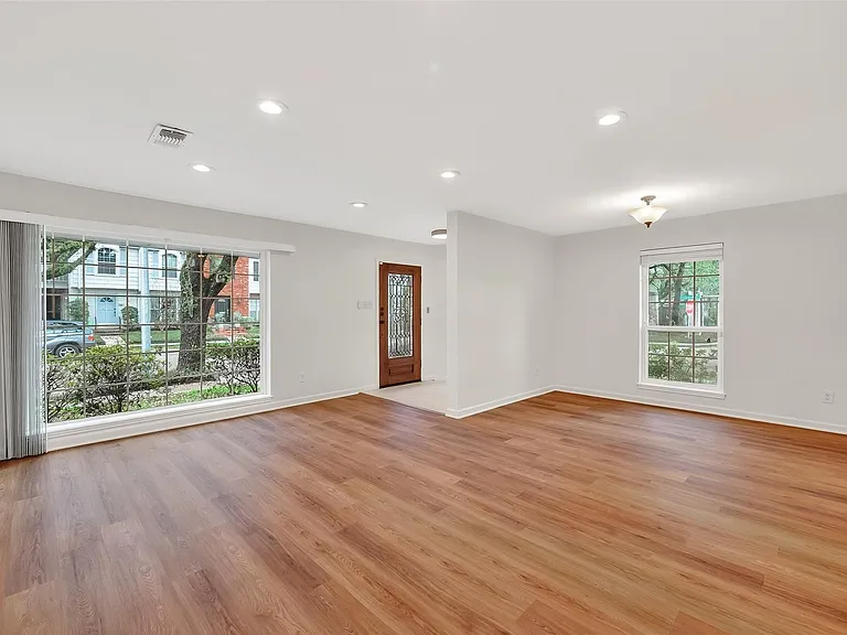 500 N Post Oak Ln — Photo 6