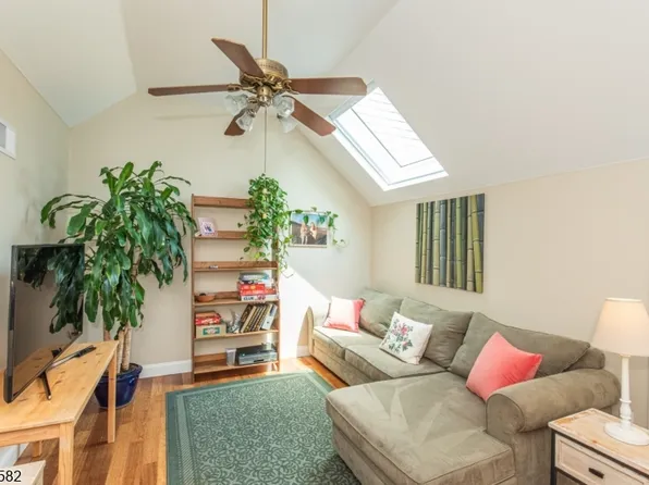 31 Cooper Ln, Millington, NJ 07946