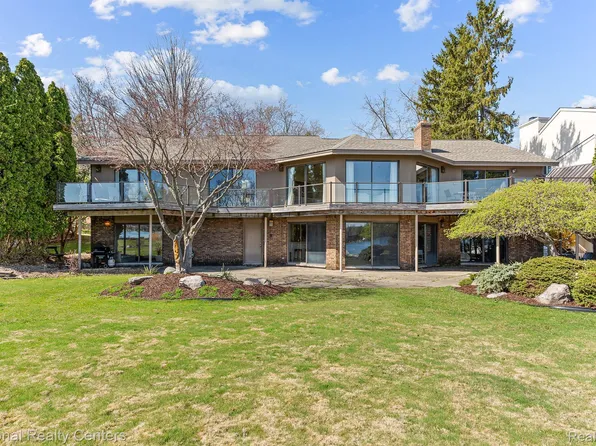 4745 Wendrick Dr, West Bloomfield, MI 48323