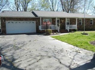 418 N Lakeview Dr, Salem, IL 62881