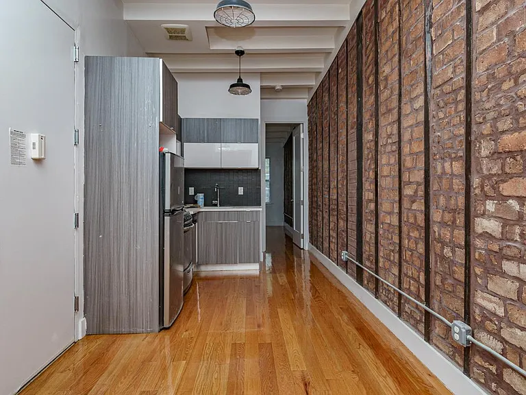 33 Montrose Ave #2L — Photo 4
