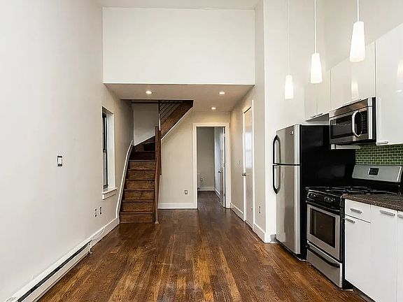 2nd image of 122 Jefferson St #5