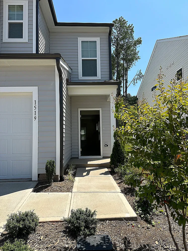 3 bed, 2100 sqft, $2,200 — Photo 4