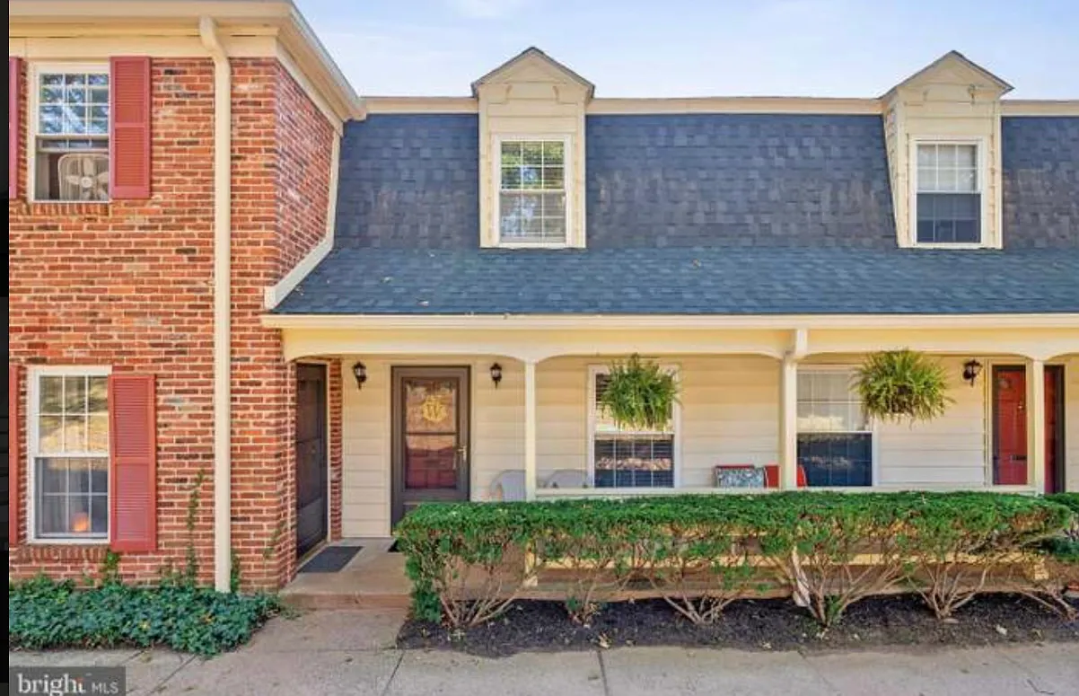 2 bed, 1.5 bath, 1060 sqft, $2,200 — Photo 1