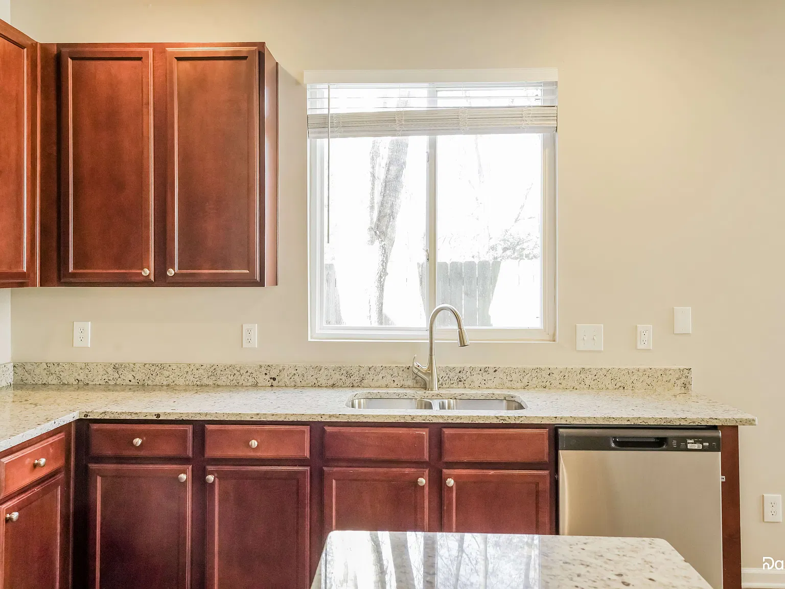 3 bed, 3.0 bath, 1641 sqft, $2,015 — Photo 2