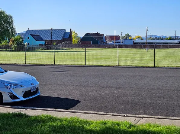 202 SE 3rd St APT 5, Prineville, OR 97754