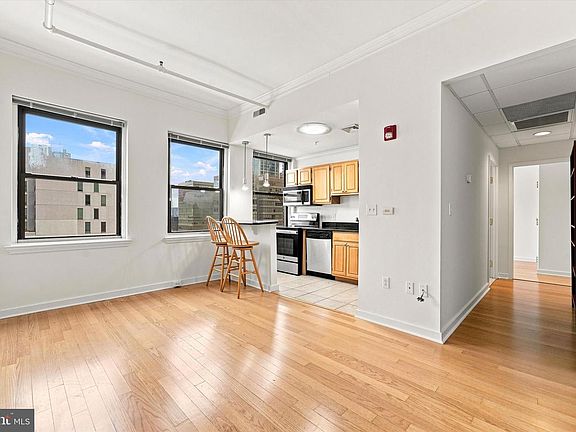 4th image of 1939 Chestnut St #8B