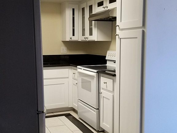 4th image of 6909 Round Tree Dr Unit C