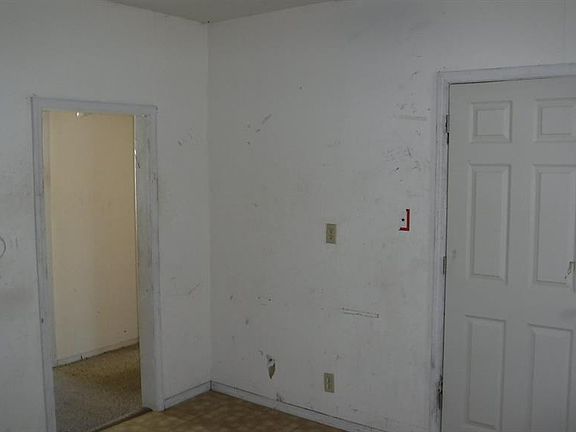 5th image of 112 S Kaw Ave