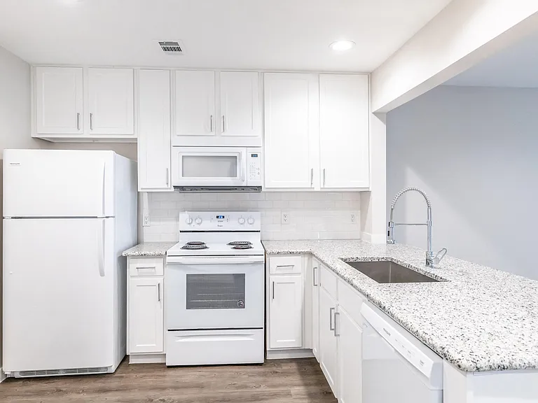 Central Park Apartments — Photo 25