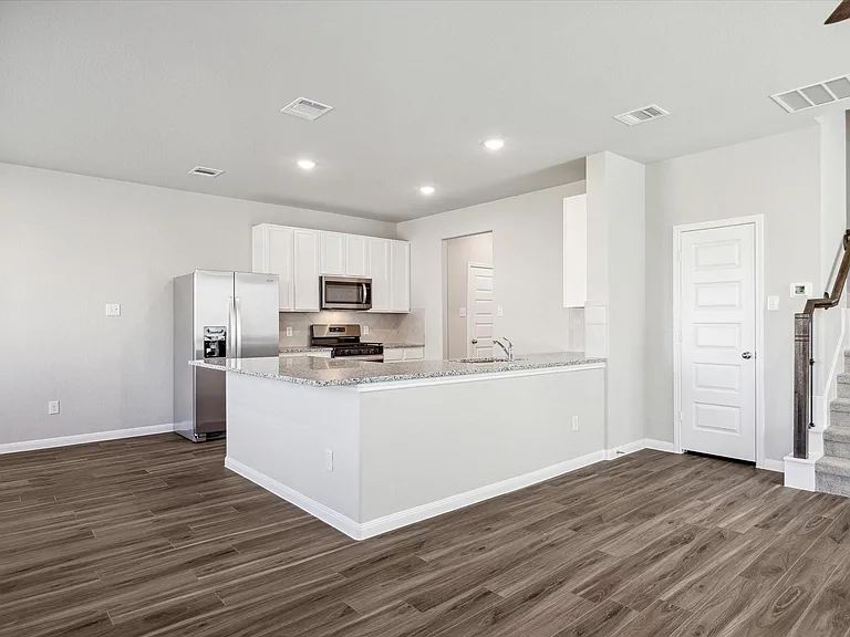 715 Gavin Walker Dr — Photo 4