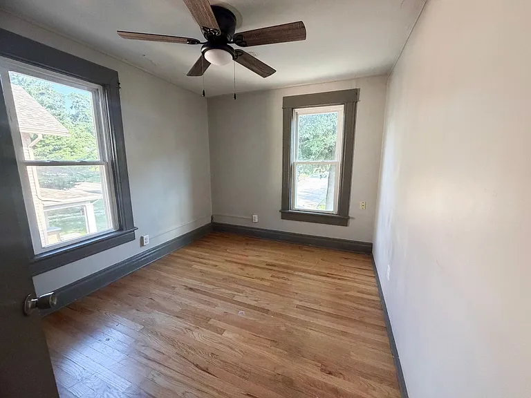 913 W Montgomery St — Photo 22