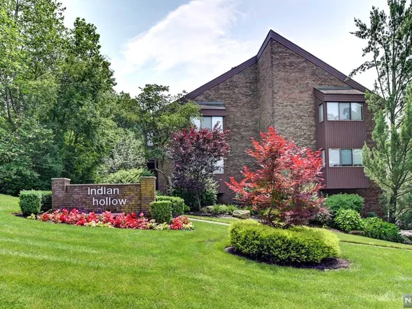 106 Indian Hollow Ct, Mahwah, NJ 07430