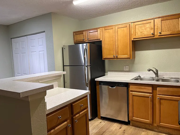 355 Lakepointe Dr #102 — Photo 8