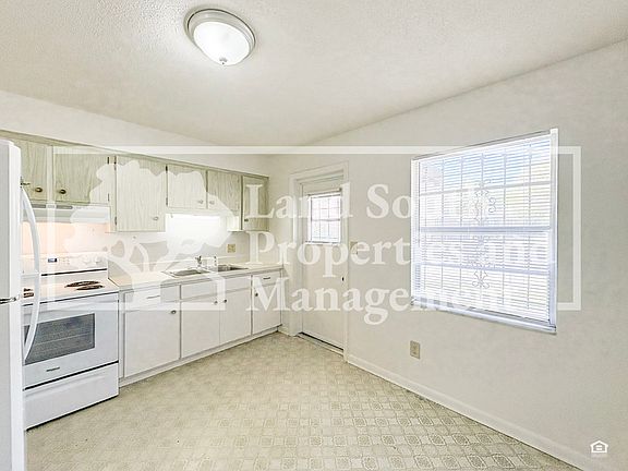 5th image of 324 Ariana St